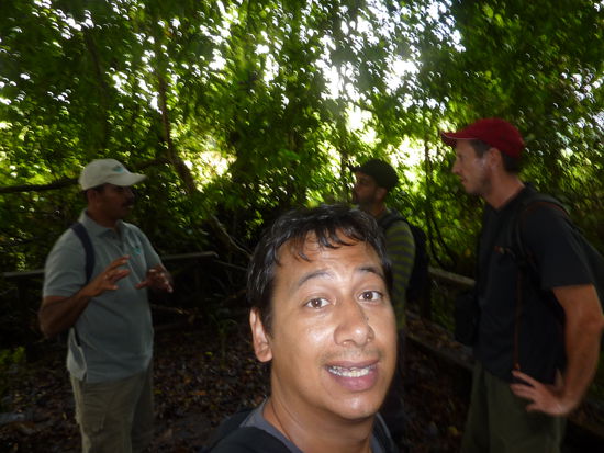 Hier der Guide, nein nicht der Typ vorne.... der hinten rechts, das ist Alfonso.....rechts Rini und da hinter mir ein Madrider.... das war der Anfang ....man kann ich bloed schauen....hihihi