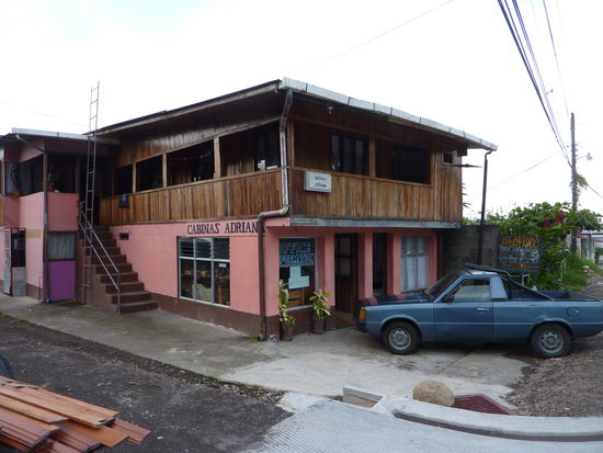 Cabina Adiana, die Treppe rauf und die Tuer oberhalb von "Cabinas" war unser Zimmer, rechts oben ist das Bad und Toilette.... die Inhaberin ist sehr nett