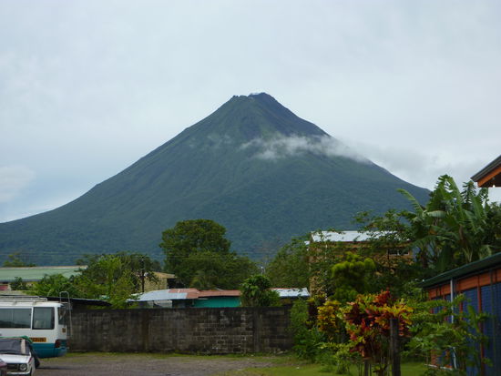 Zum Schluss das beste, der Arenal fast ohne Wolken,, oben an der Spitze koennt Ihr die Gase sehen, muesst naeher ran vielleicht koennt Ihr es dann auch riechen....grins...Bis Bald Euer Klaus
