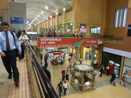 In dieser Mal bin ich gelandet, mit dem Bus, ich erwartete einen Busbahnhof, und der liegt darueber.....