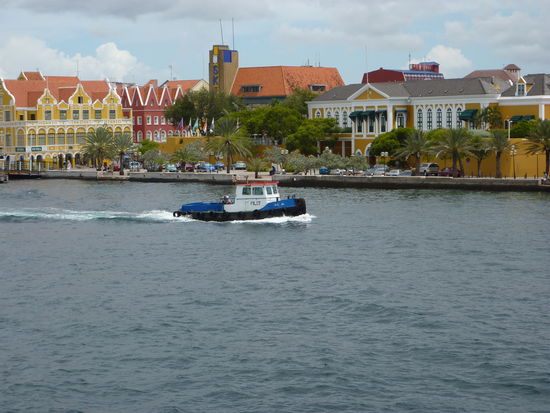 Schaut wirklich romantisch aus, oder??? Aber lasst Euch nicht taeuschen, hier gibt es fuer die Frauen jede Menge einzukaufen und fuer die Herren Spielcasinos bis zum abwinken........uebrigens dort leicht rechts, dieses grosse Werbeschild, ist das San Marco...