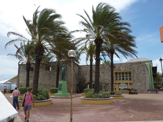 Das war ein Fort, leider ist es von innen nur noch ein Einkaufcenter / Bar und Restaurants, koennte von Walt Disney stammen.....kam mir so vor...von aussen alles stilgerecht und innen dann....