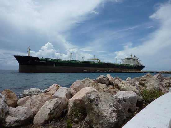 Hier ein riesiger Tanker der vor der Stadt lag, kommt leider auf den Bildern nicht so raus....