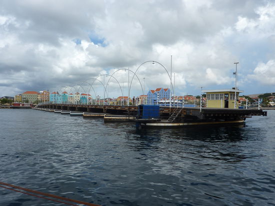 Hier auch noch was kurioses, die Stadt ist in 2 Teile geteilt die wird mit einer Bruecke verbunden, die wenn es noetig ist, auf einer Seite fest sitz und dann die andere Seite einfach ranfaehrt......hier kommt sie gerade wieder an...sollte es laenger dauern das die Bruecke eingefahren ist, gibt es noch extra Faehren die alle 5min hin und herfahren...ein Luxus....
