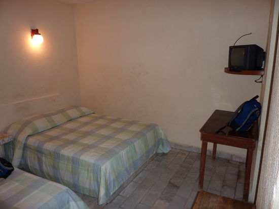 Mein Zimmer, naja nichts besonderes, aber mein und nach 28 Stunden der Himmel auf Erden 
Uebrigens dieses Zimmer kostet die Nacht 29 US Dollar umrechnen ueberlasse ich Euch !! Rechts ist die Dusche und WC (tja sieht man nicht... )