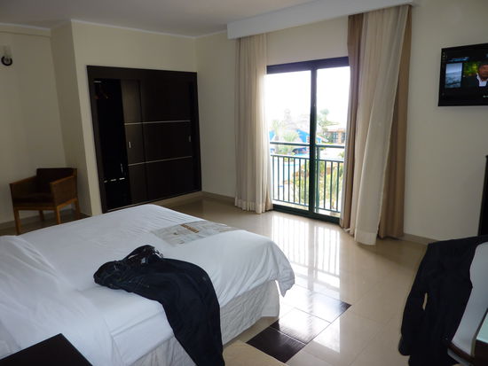 Also das ist mein Zimmer, alles drin, so wie gestern in Aruba, ich habe mich fuer 2 Naechte eintragen lassen....fragt bitte nicht......270 Us Dollar pro Nacht .....da sagt mal einer ich kann kein Spanisch....lach.....ich muss echt lachen.....denn waere es nicht so komisch, muesste ich heulen....ich bin voll in einem Luxushotel untergebracht.....ich habe auch versucht hier weiter zu kommen aber das wird nichts...ich brich Venezuela ab, es hat keinen Sinn weiter zu gehen....leider verstehen die hier mich gar nicht...nicht mal in diesem Luxushotel!!!...Naja wer versteht Dich schon....