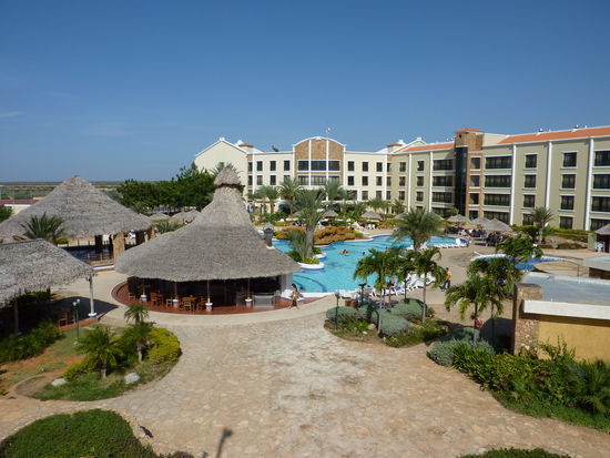 Das Hotel Eurobuilding Villa Caribe in ???? weiss der Teufel???? mein Zimmer ist auf der hellgruenen Seite mittig zwischen 2 weissen Saeulen der 2 Stock....