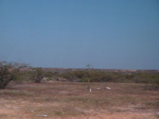 Hier ein Bild ausserhalb der Anlage, auf dem weg zum Flughafen, sehr trostlos.....soweit das Auge reicht