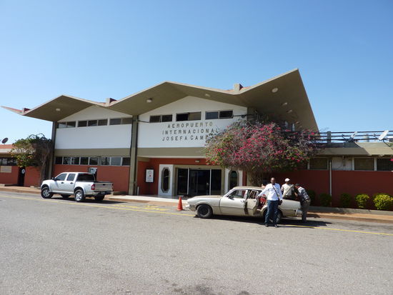 Der Flughafen von Las Peidras.....offizielle Taxis sind hier die alten Fordautos....bye bye Venezuela (Südamerika)