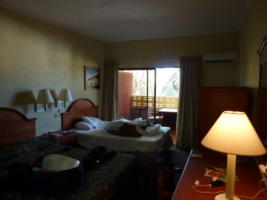 Mein Zimmer im Hotel Holland, wesentlich billiger und nicht so weit weg vom Flughafen (5 Gehminuten)...inklusiv Airkondition, Fernseher, Swimmingpool und wenn man Durst hat geht man ins Casino 