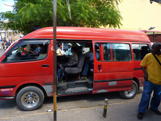 Unser billiges Transportmittel, drin sitz Steph.....leider haben wir uns hier vertan......aber trotzdem kamen wir nach Negril, mit einem Taxi.....