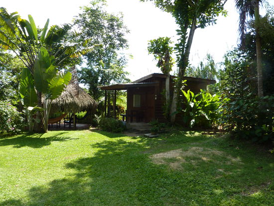 ....aber wegen dem Zimmer sind wir hier nicht geblieben, sondern wegen dem hier.......der Garten!! Hier sieht man die Aussenküche, links daneben den Chillplatz mit Hängematten...