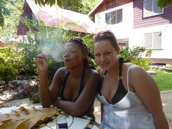 Zwei der 5 Kanadierinnen im Yoga Center......