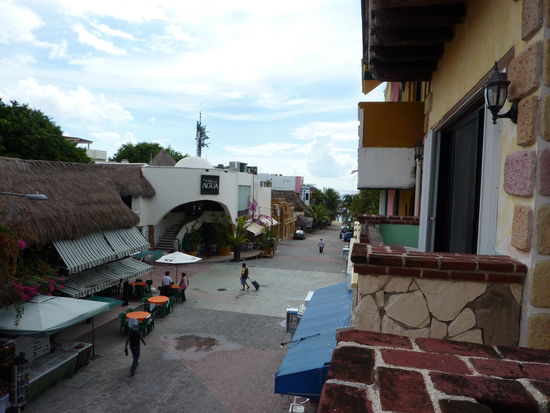 Aussicht aus meinen Balkon, wenn Ihr naeher ran geht , dann koennt Ihr das Meer sehen, ganz hinten, in echt sind das vielleicht 100m   Es sind keine 100m sondern fast genau 30m 