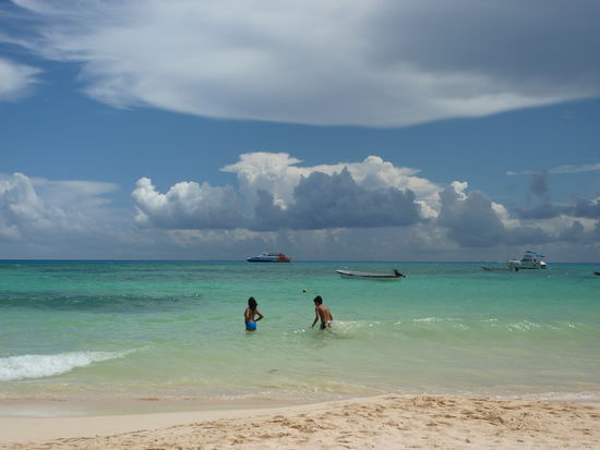 Voll Kool, oder? Seht Euch mal diese Wolkenspiel an, ca 50 km von uns ging voll das Gewitter ab. Wie schon geschrieben Serveza und U2  Echt geil!