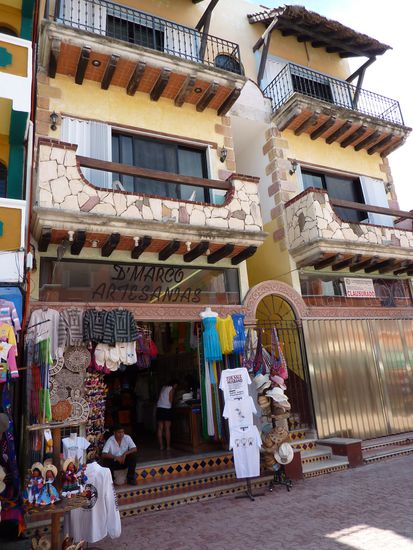 Das ist meine Unterkunft, der rechte untere Balkon ist meiner, und dieses Gittertor wird zusaetzlich mit einer Kette und einem Riesenschloss ( da steht sogar Siemens drauf, wusst gar nicht das die Schloesser herstellen) gesichert