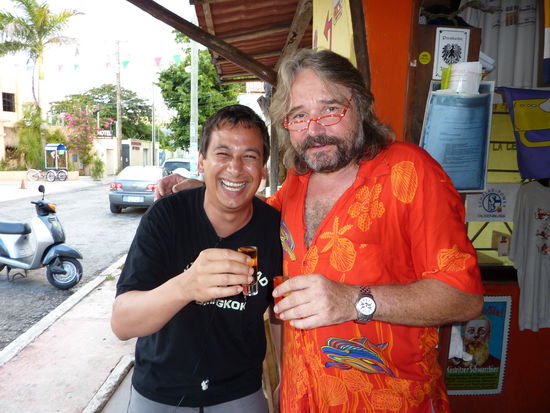 Das ist Manne, in Manne´s Biergarten in Playa del Carmen. Was wir hier in der Hand haben, ist der Tequilla der runter geht wie Wasser, Tina Du siehst ich habe Ihn gefunden  (den Tequilla)