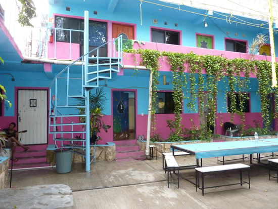 Das ist der Hof von meinem Hostel Namens Weird Traveller Hostel (oder so aehnlich) in Tulum.
Hey Ihr glaubt es kaum ich zahl 6.5€ pro Tag und hier gibt es Wifi und wenn man was bestellt wie Wasser oder Cola dann hat man einen Schluessel mit einer "white Card" die liegt man auf ein Aufnahmegeraet und muss alles in den Computer eingeben und dann kriegt man es.... was es nicht alles gibt, da koennte sich ein 5 Sterne Hotel eine Scheibe abschneiden..!