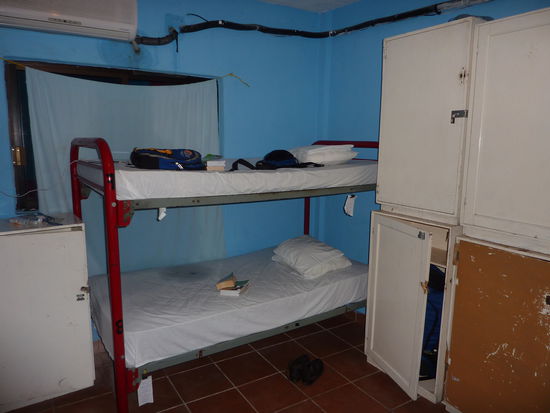 Also bevor Ihr meint ich lebe in einem 5 Sterne Hotel, hier eine Seite von unserem 6 Bett Zimmer, das obere wo der Saustall ist, ist meines . Rechts davon, der offene Schrank, da legt man sein Reisegepaeck rein und versperrt es mit einem Schloss (da muss ich gleich wieder an Playa denken...  ) aber hier denke ich hat es einen Sinn, und wie gut ist es das man ein Schloss hat. Ich teile mir das Zimmer mit einem Israeli (der sitzt uebrigens im vorhergehenden Bild am Eingang) / 2 Englaender und einen Brasilianer, ich moechte heute noch duschen aber ich habe gar kein Handtuch......dort sind die Gesetze anders...das krieg ich hin.
