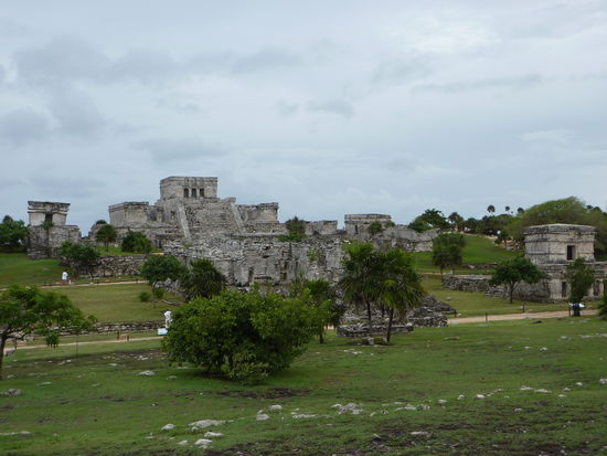 Hier habe ich versucht die ganze Anlage, die echt auch super hergerichtet ist, auf ein Bild zu bekommen aber das geht gar nicht, seht Ihr die Leute?! Dann habt Ihr eine Vorstellung wie gross die ist! Uebrigens es regnet schon wieder aus vollen Eimern, ich glaub ich stell Euch noch ein paar Bilder rein...will nicht heim....will nicht nass werden.....