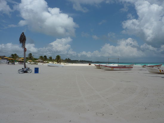 Tja, man kann sagen was man will, war keine schlechte Entscheidung , ganz hinten koennt Ihr die Maya Statte sehen vom vorhergehenden Bericht. Dieser Strand ist voll lang, super sandig und breit, alles was man sich wuenschen wuerde 