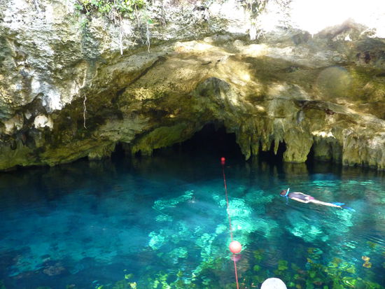 Hier der Eingang in die "Gran Cenote", ein echt idyllischer Ort. Tulum liegt bestens, fuer Tauchgaenge in die Hoehlengaenge, damit kein Missverstaendnis aufkommt, getaucht wird in diesem dunklen Loch, wie schon geschrieben keine Sonne  Tauchzeit 45min Tiefe max 10m