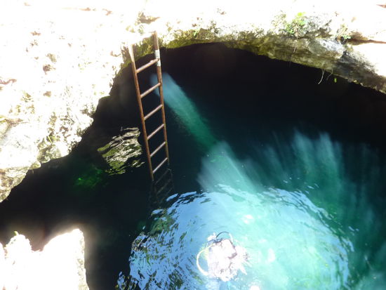 Das bin ich, seht Ihr die Sonnenstrahlen drueber? Die sah ich ne ganze Weile nicht mehr, der Tauchgang ging 45min, max Tiefe 18m (fuer uns nichts besonderes,) aber echt einmalig!! Unbedingt machen wer dazu die Moeglichkeit hat!!