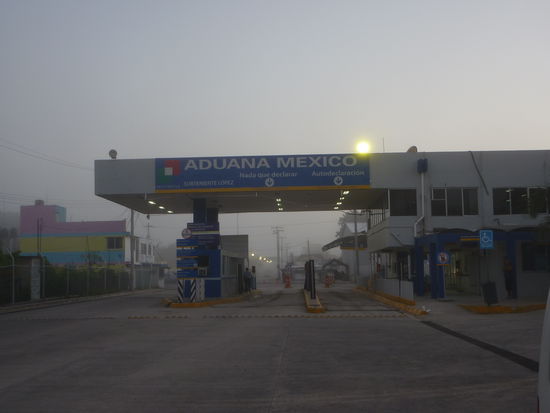 Grenzuebergang Mexici nach Belize, der Zoellner nahm mir 13 US Dollar ab "grantig", den anderen weniger, waren mehrere 2 aus Austria (Gruesse an Kathi und Thomas) und ....habe ich vergessen....naja...man wird nicht juenger