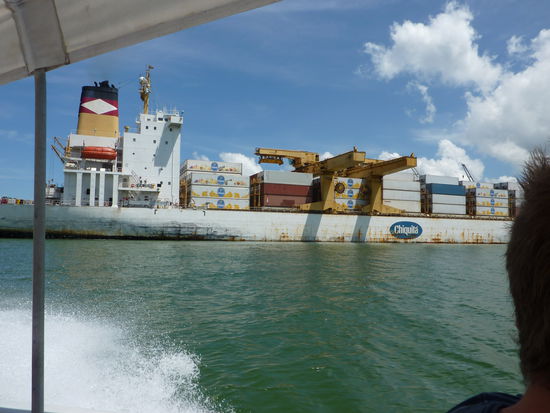 Der Hafen von Barrios Guatemala, .....mein Ziel lautet aber eigentlich ganz anders .....also musste ich sehen wie ich weiter komme .....Leute ich bin ganz schoen im A...., aber dann kommt Roberto, knoepft mir (in einer voellig Schlappen Phase von mir) 120 US Dollar ab um mich fuer dieses Geld nach Puerto Cortes zu bringen....ich glaube ich haette 1000 Euro bezahlt um irgendwie mein Ziel zu erreichen...