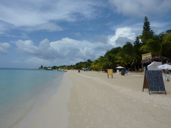 Hier der Strand von dem ich ca. 15m weg bin, Menschenleer und der Sand..hm...da kan man ins schwaermen kommen....