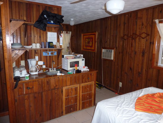 Das hier ist mein Zimmer, ich habe ein Doppelbett (wird nur eins gebraucht, bevor Ihr wieder auf dumme Gedanken kommt... ), eine Airkondition, Fan, Dusche mit Warmwasser, WC, Kuehlschrank und eine Haengematte auf der Terasse draussen, einen Fernseher der aber nicht geht...man kann nicht alles haben 