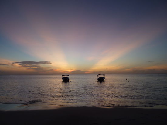 Hier noch ein wunderschoenes Bild, vom letzten Abend auf Roatan, das alle Beschwerden vergessen laesst....super oder???