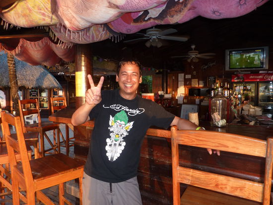 Ach ja und hier noch eins wie ich jetzt aussehe, wie immer an der Bar.....da hab ich auf Gisa getrunken......lall.....hipp....sorry...ich meinte entschuldigung 
Meinen Ruecken zeige ich aber nicht.........hat alles seine Grenzen.....hipp.....