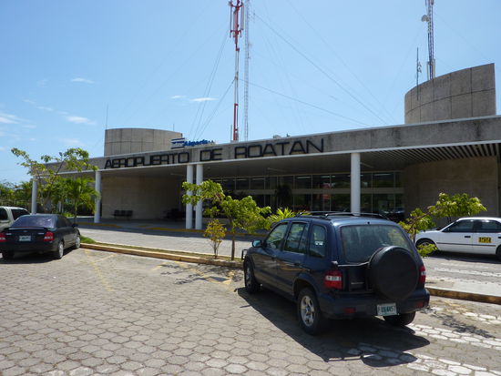 Hier der Flughafen von Roatan, sogar bei der Ausreise mit dem Flugzeug nehmen die hier Dir 35 Dollar ab, und damit meine ich US Dollar........aarrrggghhh. Ich finde das echt viel Geld und bei meinen Plannungen waren 200 Euros fuer alle Laender eingeplant fuer das einreisen und ausreisen, damit komm ich nie und nimmer hin....!