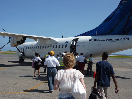Cooles Flugzeug, oder ? mit dem bin ich nach La Ceiba und San Pedro Sula geflogen....man war das heiss da drin...