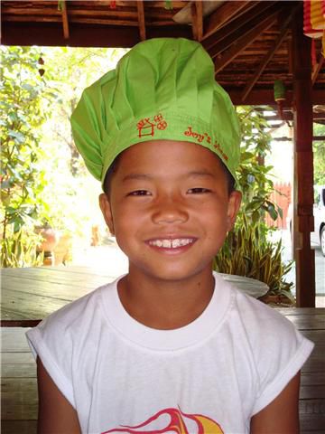 Pee Mai von Children's Shelter Foundation hat mir die thailändischen Kochgeheimnisse gezeigt.