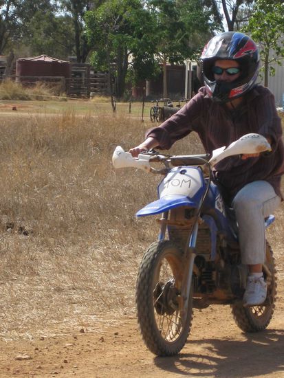 Lehmi das erste mal im Leben auf einem Motorrad - und dann noch so eine schwere Maschine - Respekt!