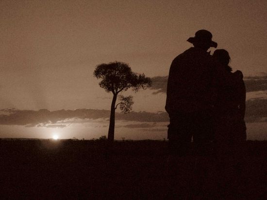 Romantischer Sunset mit Hilfsfarmerpaar...