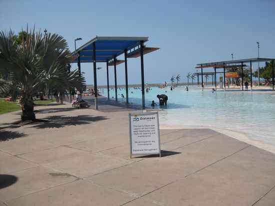 Der Pool, mitten in der Stadt - traumhaft !