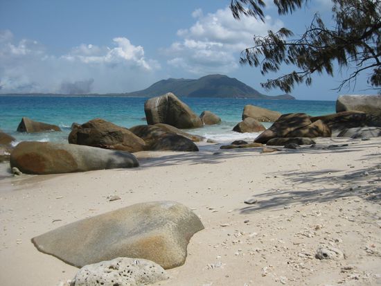 Nudey Beach - eine weitere Robinsonade klingt fuer uns an !
Wassertemperaturen auch hier wie in der Wanne....