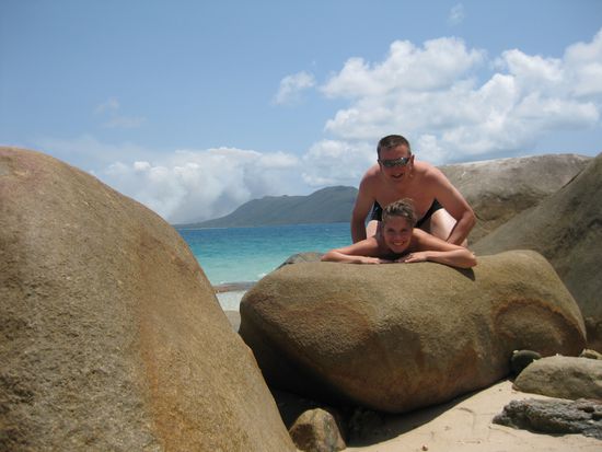 Zwei gemuetliche Echsen beim Sonnen auf dem Felsen