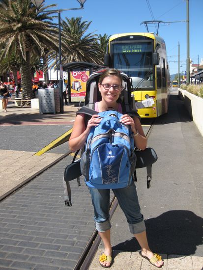 Anja mit voller Beladung in Glenelg (warum musste sie auch so viel einpacken...)