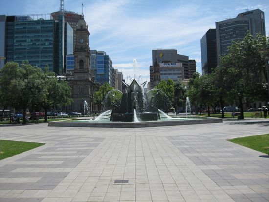 Victoria Square mit Brunnen und Blick zur King William St.