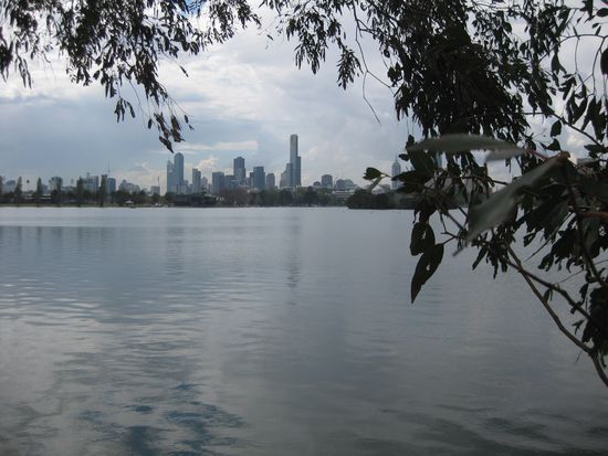 Blick vom Albert Park auf die Skyline. Das ist der See, um welchen die F1 Boliden jedes Jahr den Grossen Preis von Australien umkaempfen.
