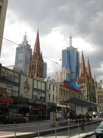 Flinders Street, historische Bauwerke mit modernen Buerogebaeuden