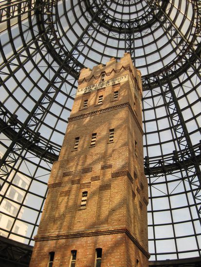 Die alte Kanonenkugelfabrik durfte beim Bau des Kaufhauses nicht abgerissen werden. Da haben die einfach das Kaufhaus herum gebaut. Willkommen am Shot Tower!