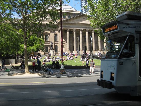 State Libary mit typischer Melbourne Tram