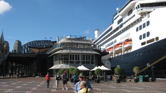 Der fette Ozeanriese namens "Amsterdam" passte nicht unter der Harbour Bridge durch (!) und musste somit am Cirqular Quay anlegen.