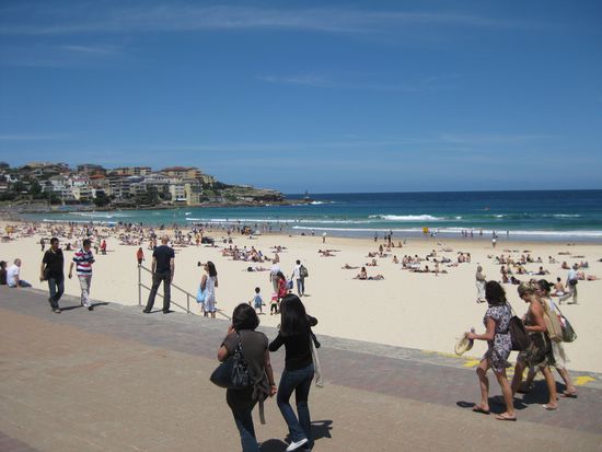 Belebte Samstagsstimmung am beruehmten Bondi Beach
