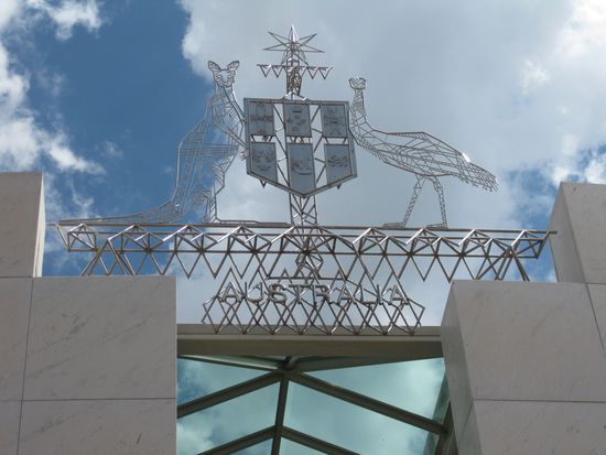 Eingangstor zum neuen Parlament: Emu und Kangaroo symbolisieren den Fortschritt (beide koennen nicht rueckwaerts laufen).